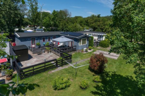 Groot hoek Chalet met Airco ,Wasmachine, Vaatwasser,Droger en luxe keuken en zwembad op camping! Immer Besser!